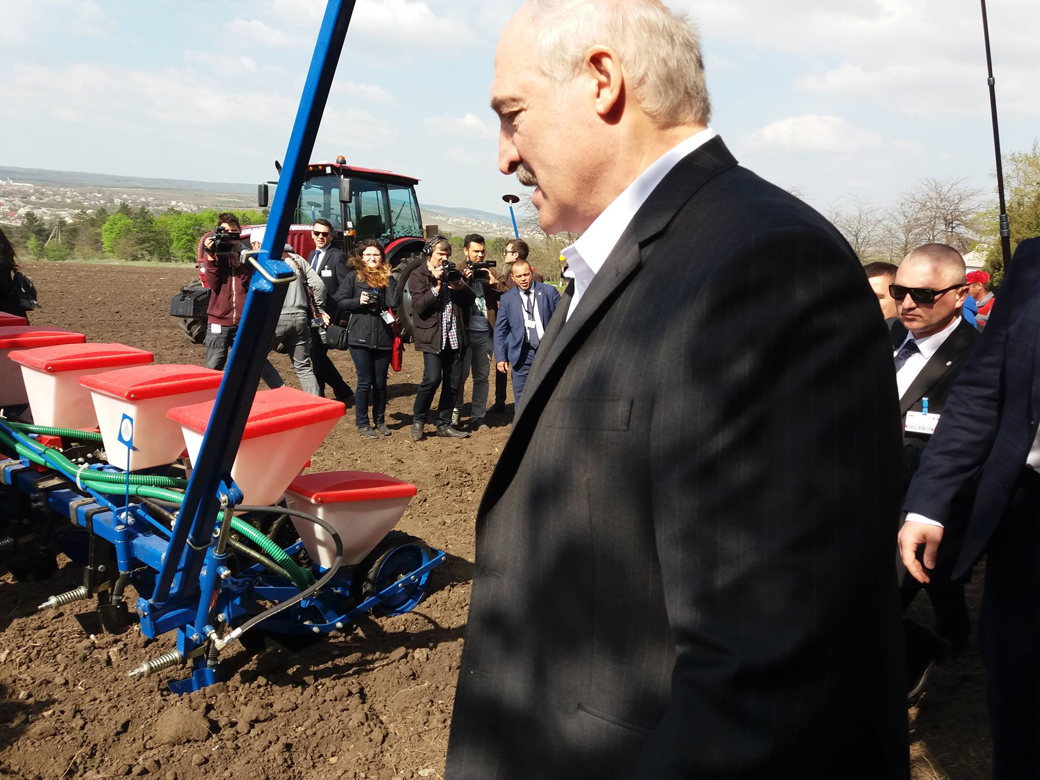 Lukașenko le mulțumește angajaților Institutului de Fitotehnie „Porumbeni”