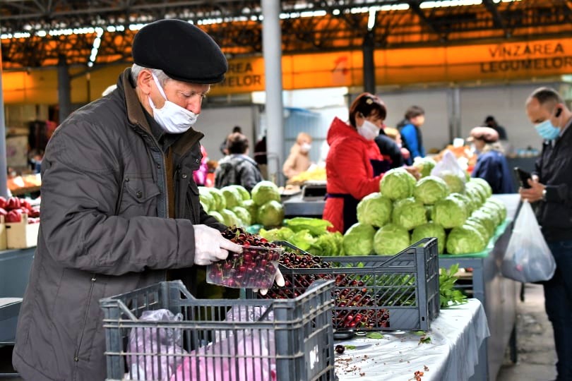 Piața Centrală comerț vânzători legume fructe
