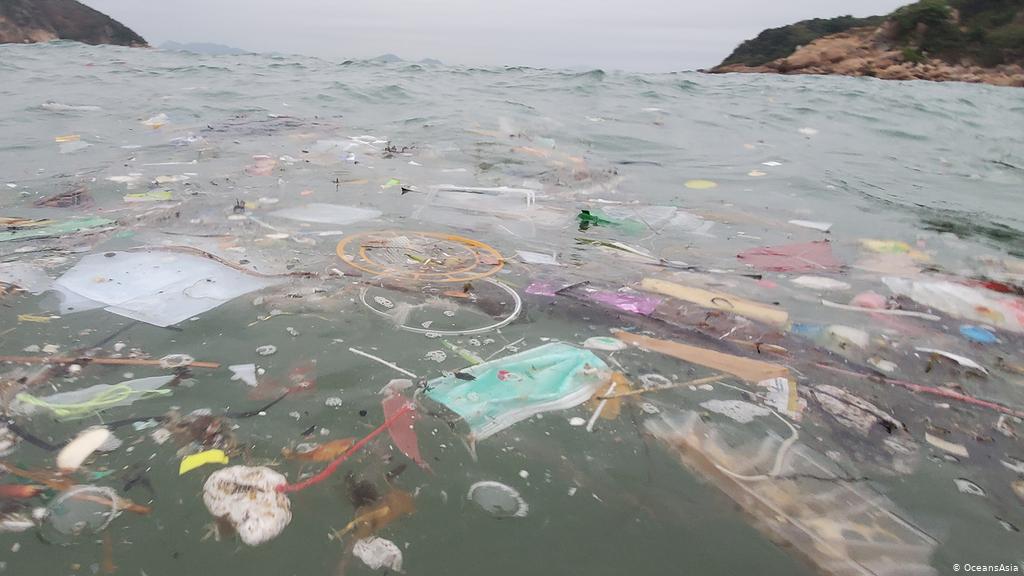 măști aruncate ocean plastic ecologie deșeuri