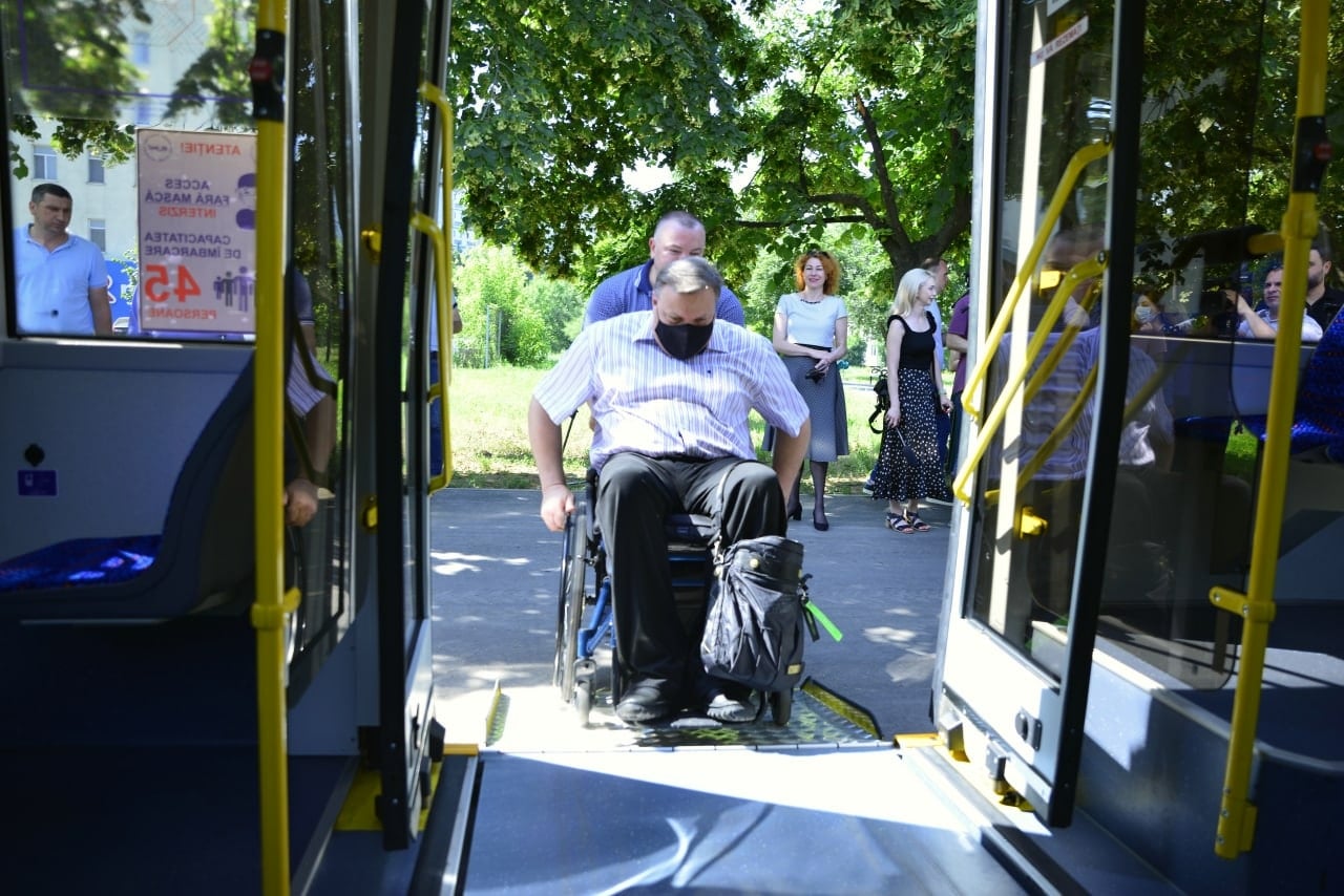 troleibuz invalid scaun cu rotile dizabilități