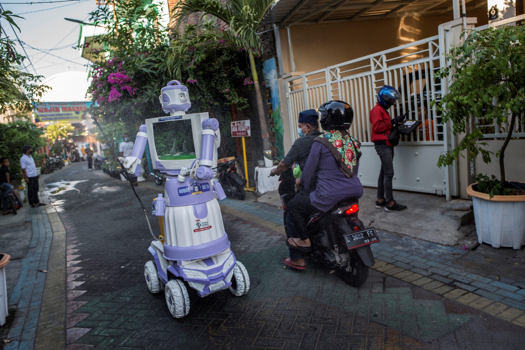 Indonezia: un robot realizat din vechituri dezinfectează străzile și ajută bolnavii de COVID